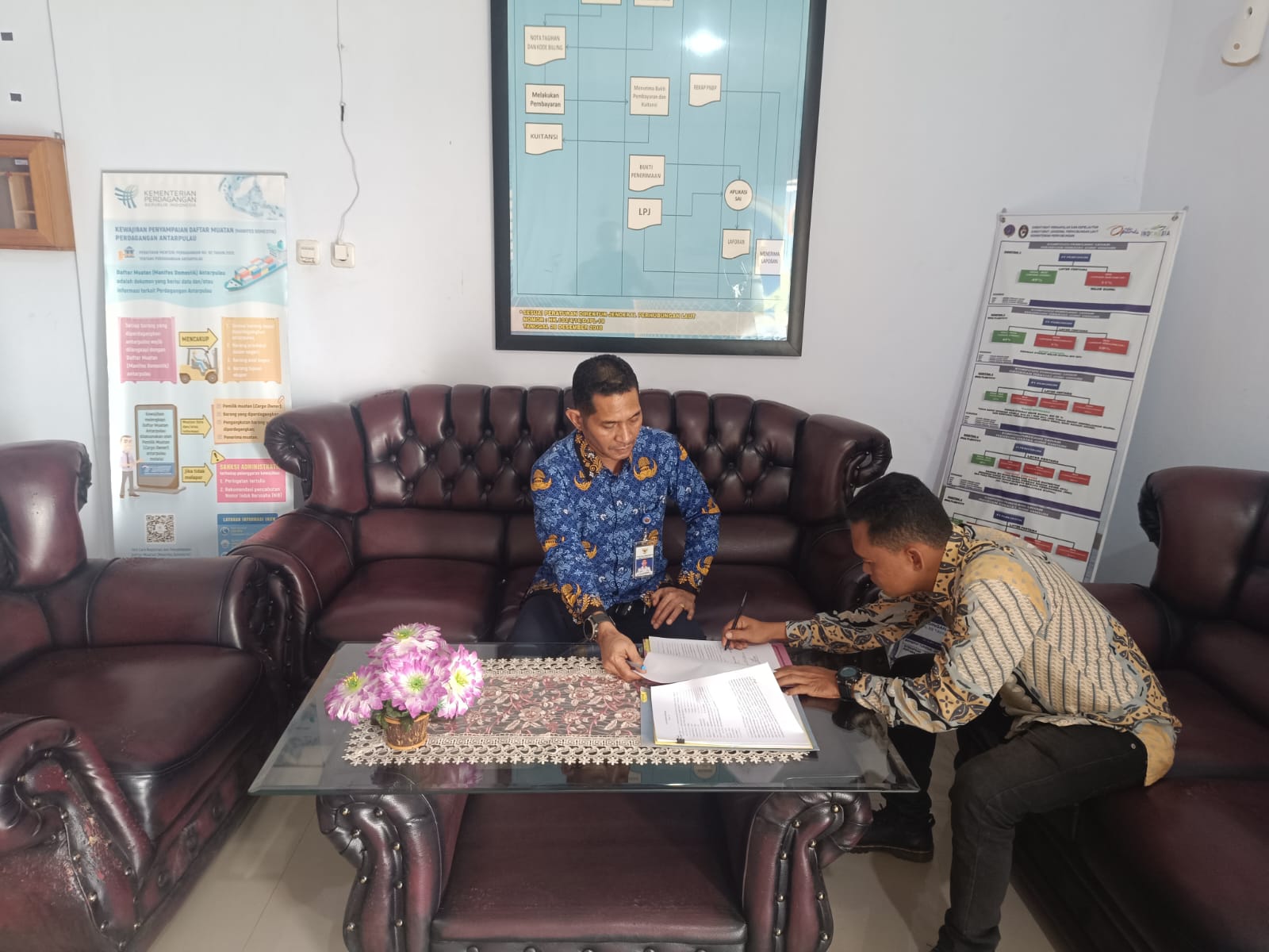 SERAH TERIMA DOKUMEN KAPAL DI BENGKULU: WUJUD LAYANAN PROFESIONAL KSOP KELAS III PULAU BAAI